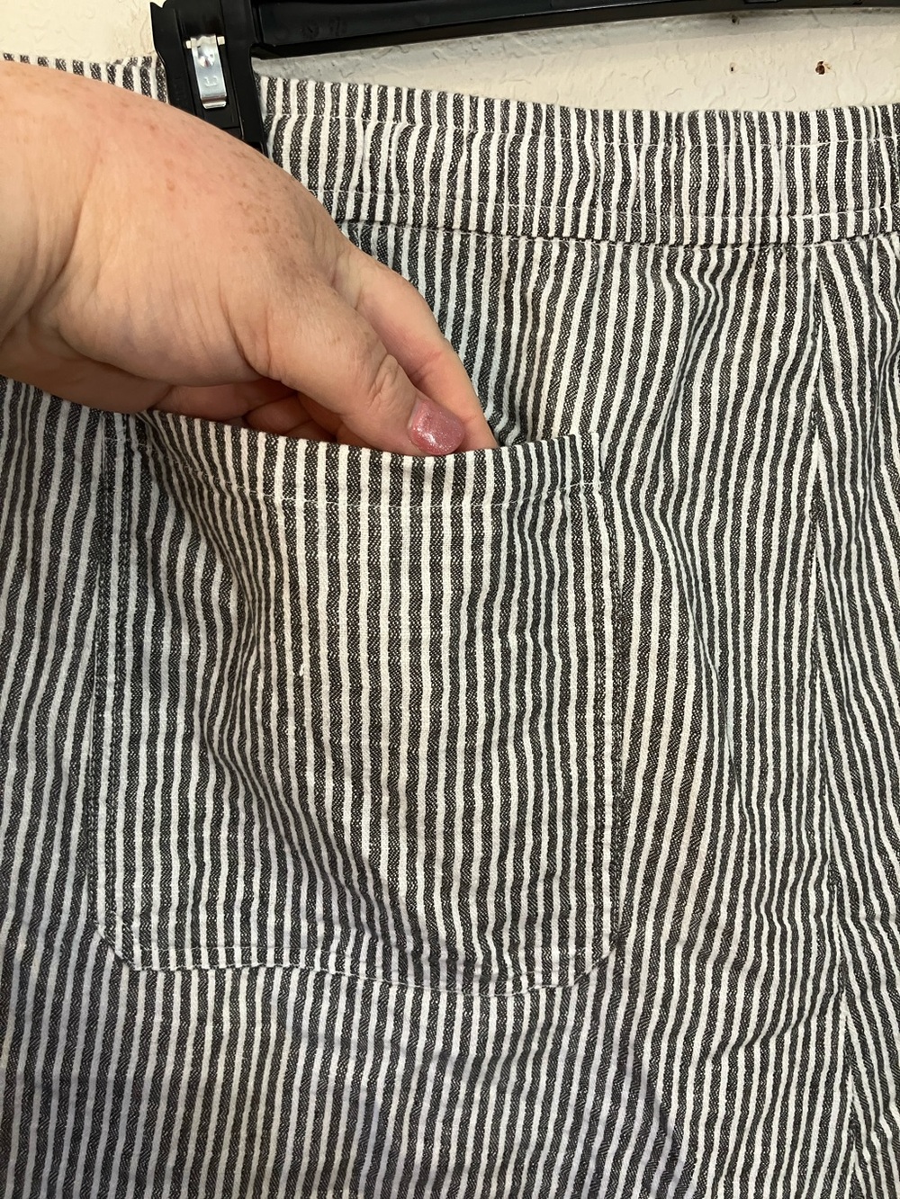 Old Navy Grey and White Striped Women’s Shorts - Picture 5 of 7